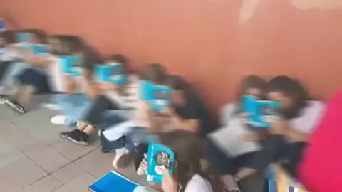 Nueva Protesta en el IES Lola Flores de Jerez para exigir la eliminación de aulas prefabricadas tras 14 años de espera Nueva Protesta en el IES Lola Flores de Jerez para exigir la eliminación de aulas prefabricadas tras 14 años de espera