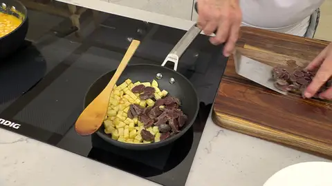 Corta las mollejas en rodajas y agrégalas a la sartén Corta las mollejas en rodajas y agrégalas a la sartén