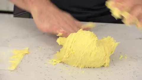 Pon la masa sobre la encimera Pon la masa sobre la encimera