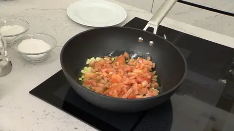 Pela los tomates, córtalos en dados, introdúcelos en la tartera Pela los tomates, córtalos en dados, introdúcelos en la tartera