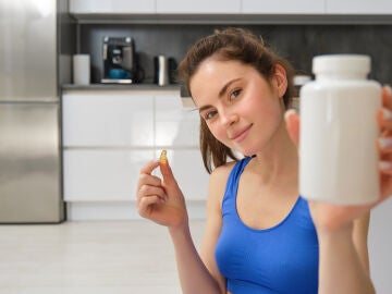 Una mujer joven tomando suplemento de colágeno