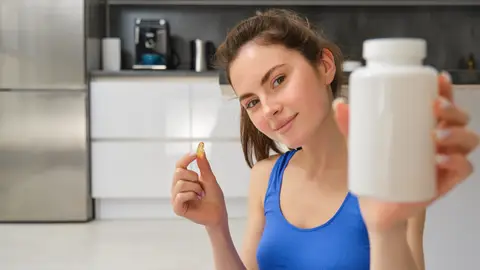 Una mujer joven tomando suplemento de colágeno Una mujer joven tomando suplemento de colágeno