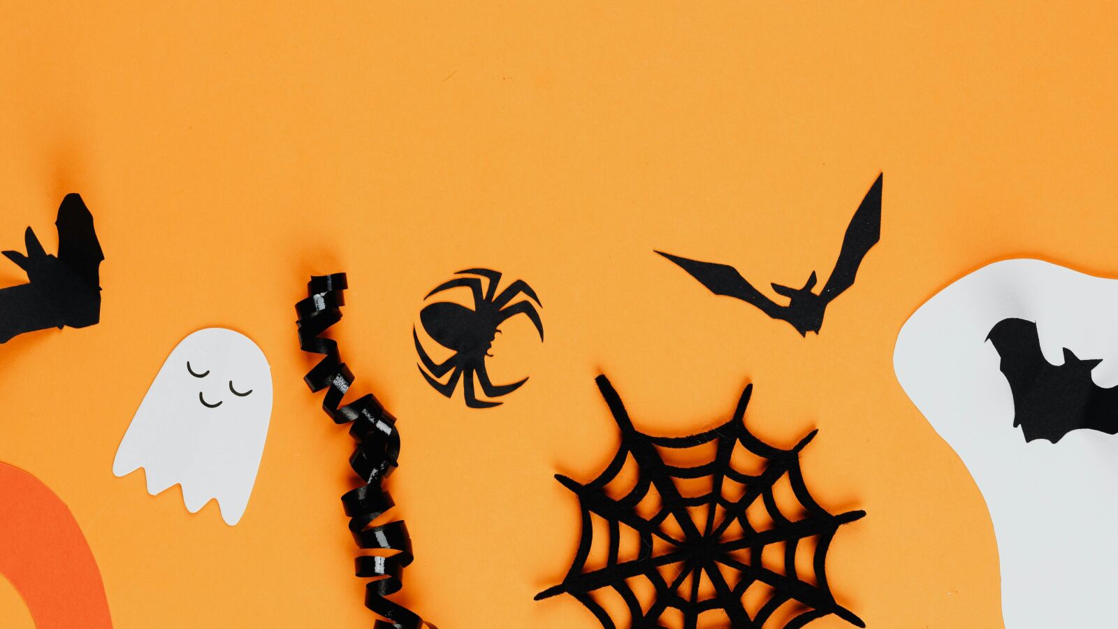 Manualidades para Halloween para hacer con niños: marcos de cartón con fantasmas
