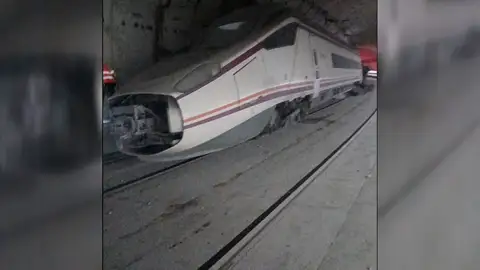 Tren descarrilado Tren descarrilado