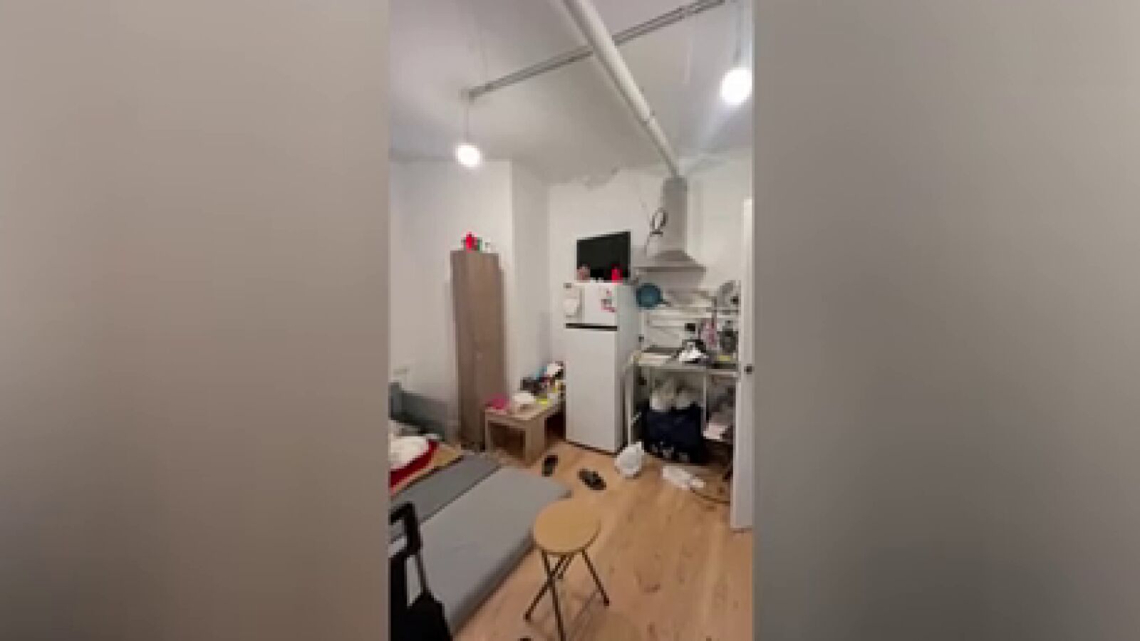 Vídeo: Así desmantelan 18 infraviviendas que se alquilaban por 600€ en Badalona