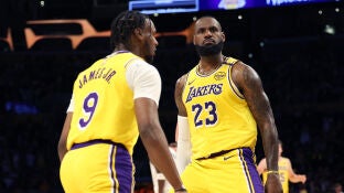 LeBron y Bronny James, en su primer partido juntos en la NBA