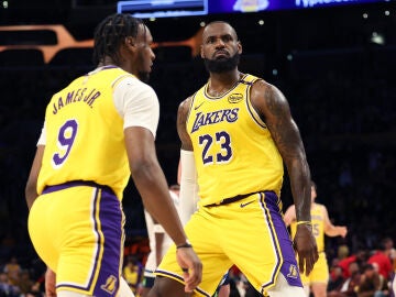 LeBron y Bronny James, en su primer partido juntos en la NBA