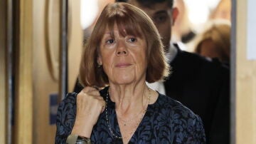 Gisèle Pelicot abandonando el tribunal penal de Aviñón