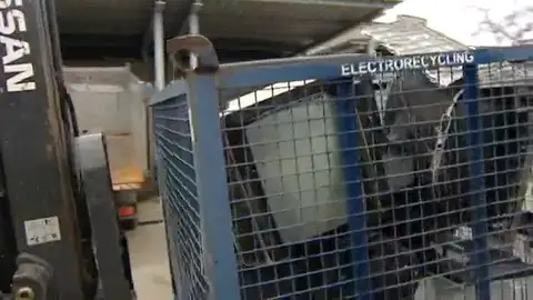 Un trabajador de la limpieza encuentra 50.000 euros en un televisor viejo: "Pensé que era dinero de juguete" Un trabajador de la limpieza encuentra 50.000 euros en un televisor viejo: "Pensé que era dinero de juguete"