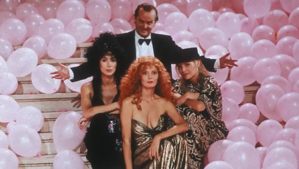 Jack Nicholson, Cher, Susan Sarandon y Michelle Pfeiffer en Las brujas de Eastwick Jack Nicholson, Cher, Susan Sarandon y Michelle Pfeiffer en Las brujas de Eastwick