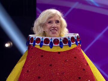 Javier Calvo y Ana Milán pillan a Manuela Carmena... ¡Era la Patita de goma de Mask Singer!