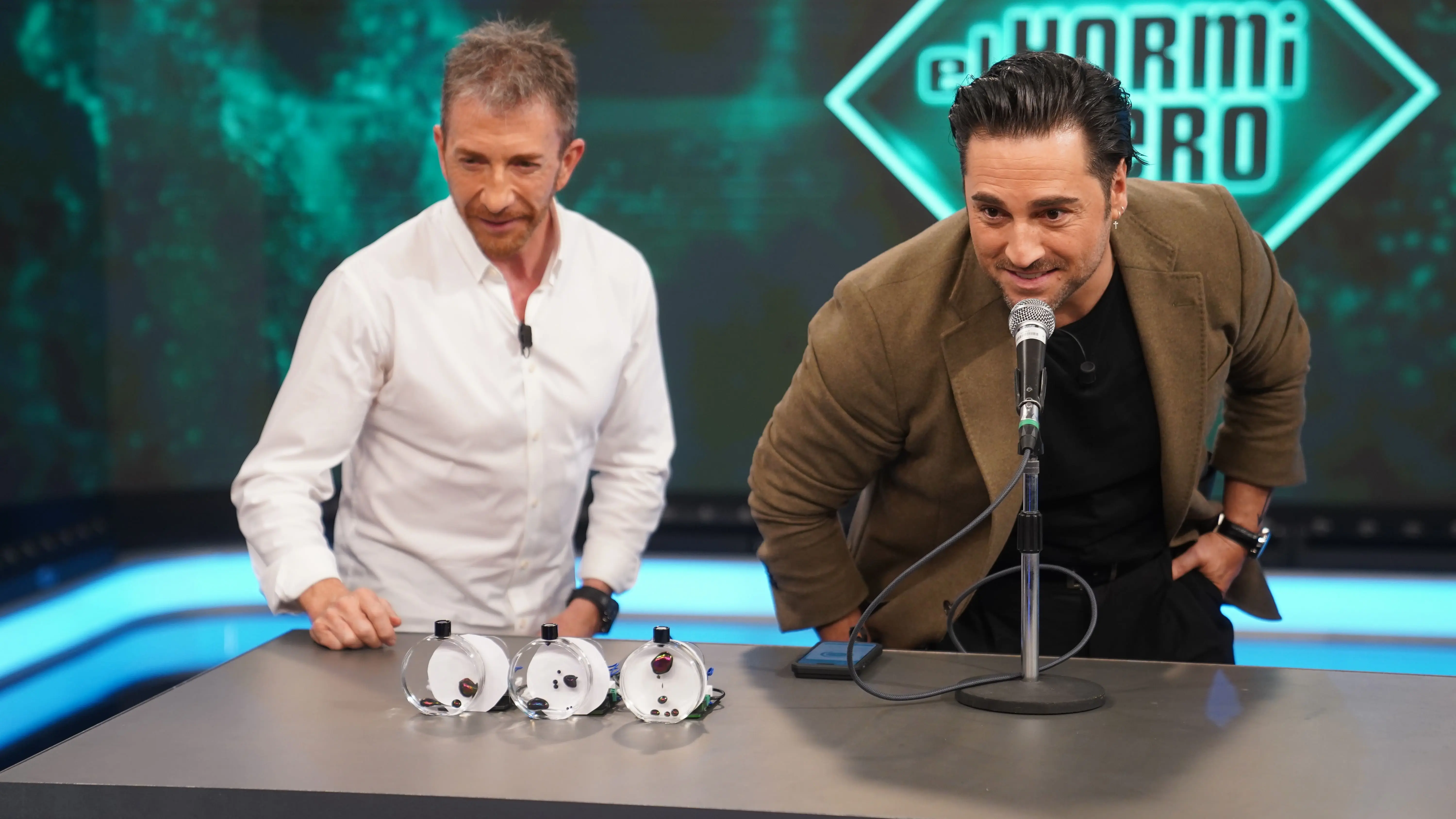 David Bustamante flipa con los ferrofluidos bailongos: ¡se mueven con su voz! David Bustamante flipa con los ferrofluidos bailongos: ¡se mueven con su voz!