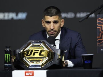 Ilia Topuria, en la rueda de prensa previa al UFC 308