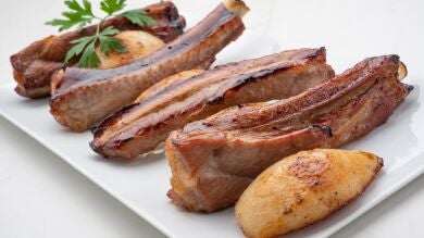¡Atentos porque casi se hace sin cocinar! Receta de costillas de cerdo asadas con salsa de soja y miel, de Arguiñano