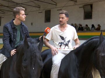 Santi Serra, junto al periodista Pablo Infiesta