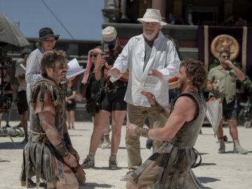 Pedro Pascal, el director Ridley Scott y Paul Mescal en el set de Gladiator II