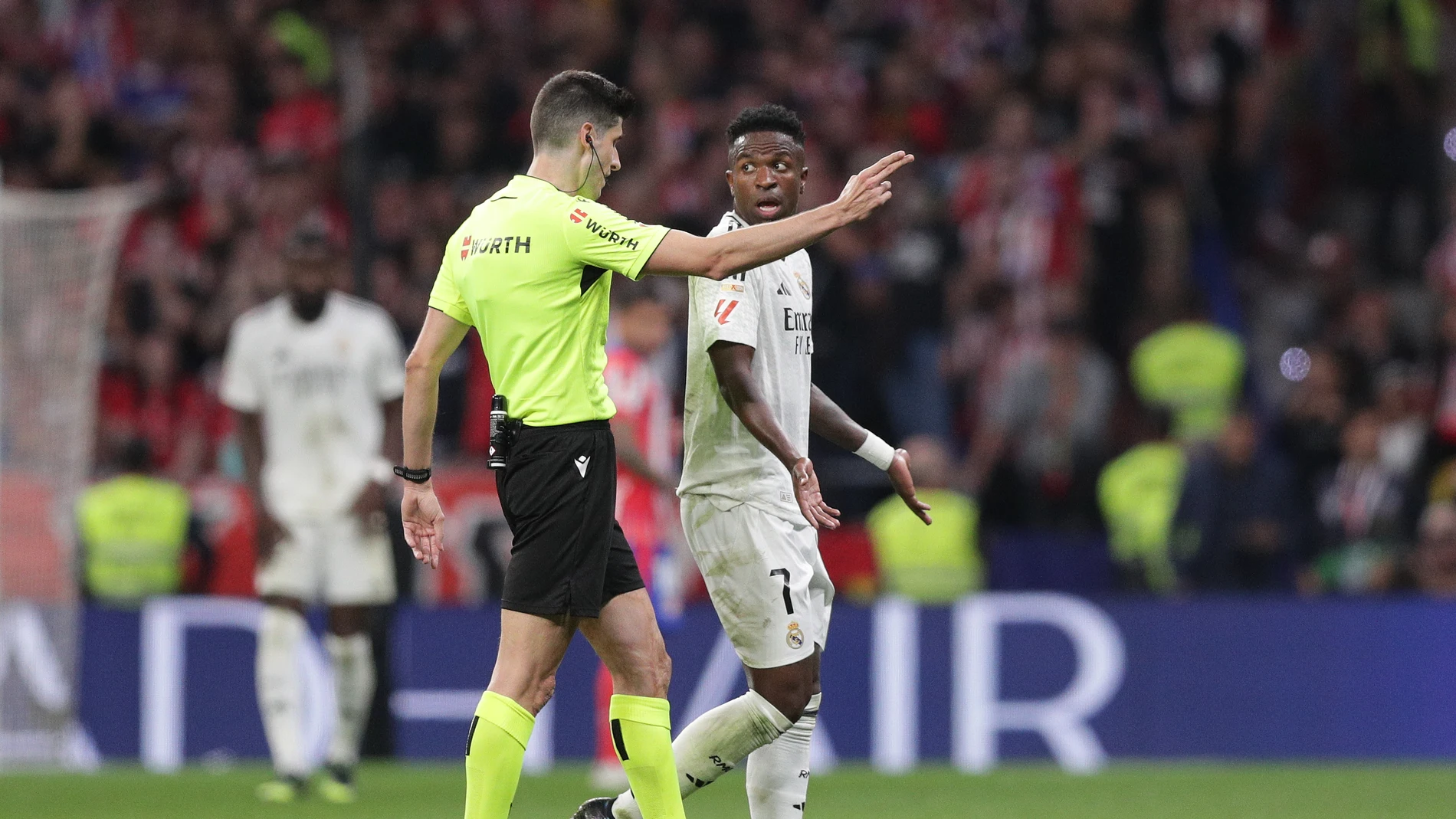 El árbitro Busquets Ferrer conversa con Vinícius en el derbi en el Metropolitano El árbitro Busquets Ferrer conversa con Vinícius en el derbi en el Metropolitano