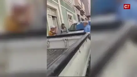 "No es una casa okupa, es mi casa": un anciano consigue echar de su vivienda a un hombre hablando con él en Las Palmas "No es una casa okupa, es mi casa": un anciano consigue echar de su vivienda a un hombre hablando con él en Las Palmas