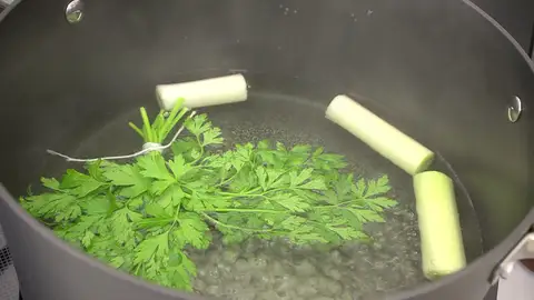 Agrega un ramillete de perejil y el puerro cortado en tres trozos Agrega un ramillete de perejil y el puerro cortado en tres trozos