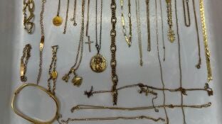 Pillan en el aeropuerto de Barcelona a un hombre que iba a viajar con 121 joyas escondidas en el culo 