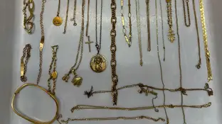 Pillan en el aeropuerto de Barcelona a un hombre que iba a viajar con 121 joyas escondidas en el culo Pillan en el aeropuerto de Barcelona a un hombre que iba a viajar con 121 joyas escondidas en el culo
