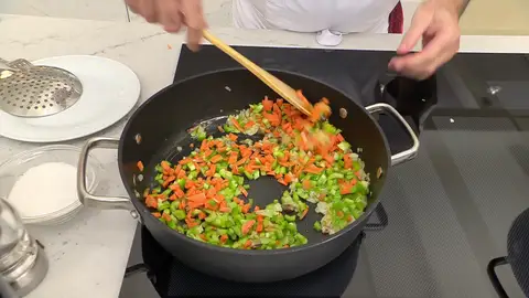 Corta las hortalizas en daditos, incorpóralas a la tartera Corta las hortalizas en daditos, incorpóralas a la tartera