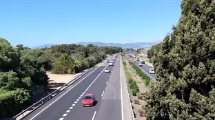 Vehículos circulando por la carretera Ma-19 de Mallorca Vehículos circulando por la carretera Ma-19 de Mallorca