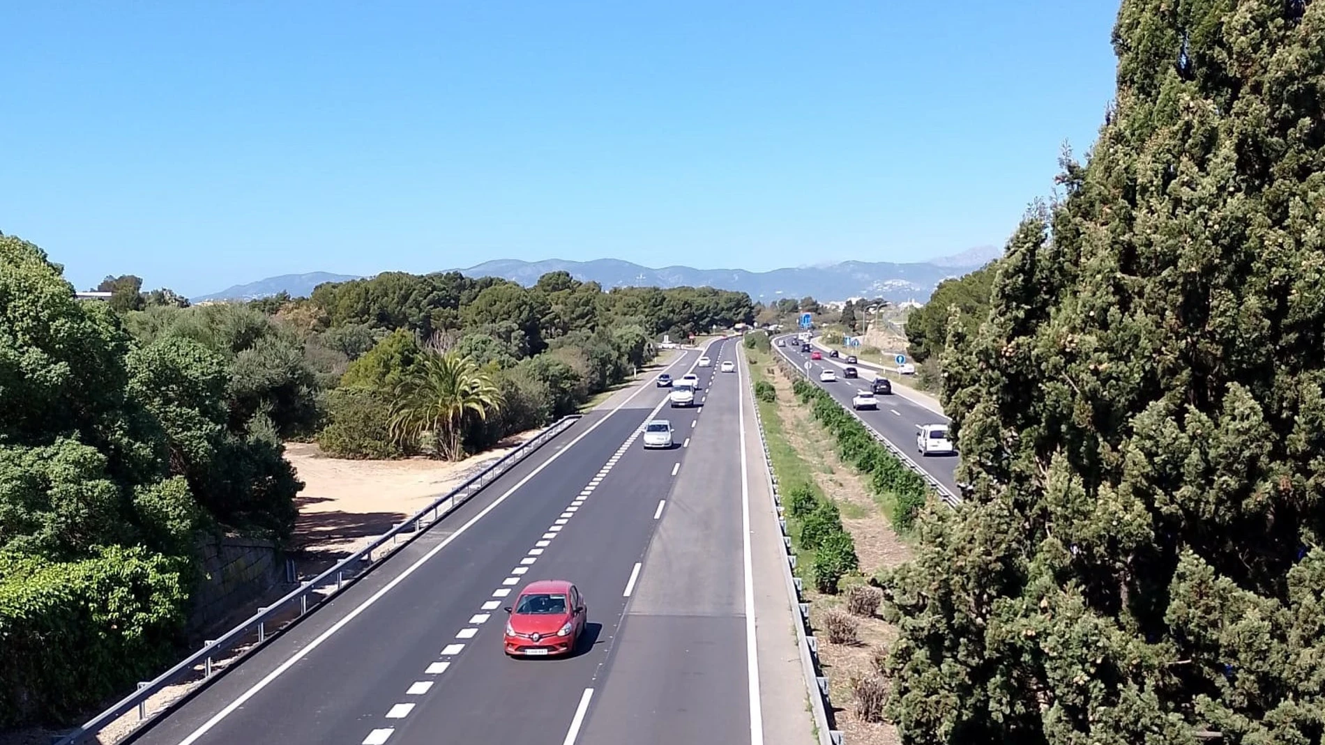 Vehículos circulando por la carretera Ma-19 de Mallorca Vehículos circulando por la carretera Ma-19 de Mallorca
