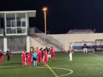 Pelea entre jugadores veteranos un campo de fútbol de Lanzarote