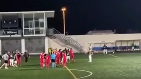Pelea entre jugadores veteranos un campo de fútbol de Lanzarote Pelea entre jugadores veteranos un campo de fútbol de Lanzarote