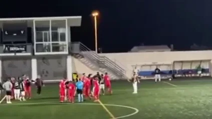 Pelea entre jugadores veteranos un campo de fútbol de Lanzarote Pelea entre jugadores veteranos un campo de fútbol de Lanzarote