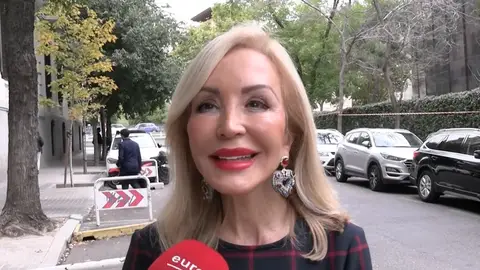 Carmen Lomana hablando con la prensa en Madrid Carmen Lomana hablando con la prensa en Madrid