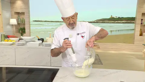 Incorpora el azúcar glas poco a poco y sigue batiendo los ingredientes Incorpora el azúcar glas poco a poco y sigue batiendo los ingredientes