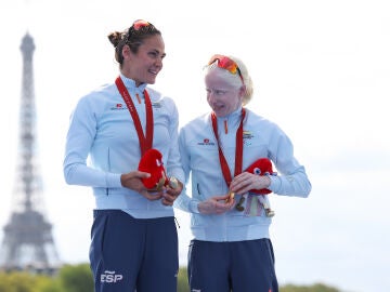 Susana Rodríguez y Sara Pérez, en los alto del podio en París