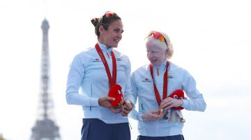 Susana Rodríguez y Sara Pérez, en los alto del podio en París