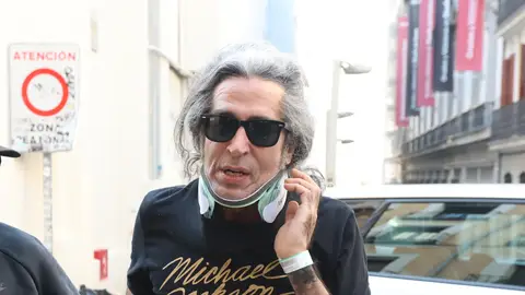 Mario Vaquerizo, con collarín tras su brutal caída Mario Vaquerizo, con collarín tras su brutal caída