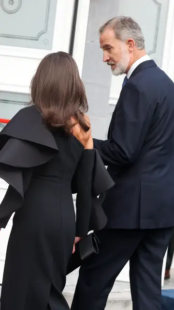 El vestido asimétrico con volante de la reina Letizia El vestido asimétrico con volante de la reina Letizia