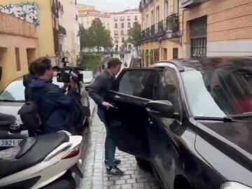 Íñigo Errejón montando en un vehículo