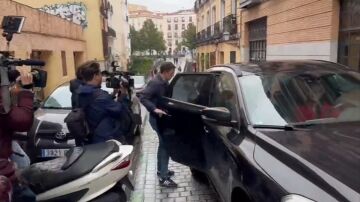 Íñigo Errejón montando en un vehículo