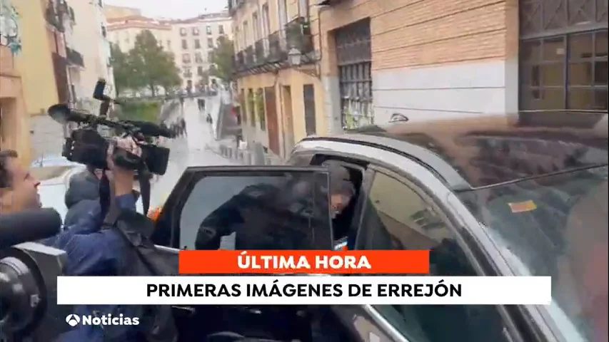 Errejón saliendo de su casa