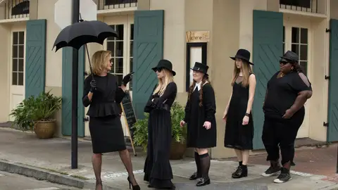 Jessica Lange, Emma Roberts, Jamie Brewer, Taissa Farmiga y Gabourey Sidibe en American Horror Story: Coven Jessica Lange, Emma Roberts, Jamie Brewer, Taissa Farmiga y Gabourey Sidibe en American Horror Story: Coven