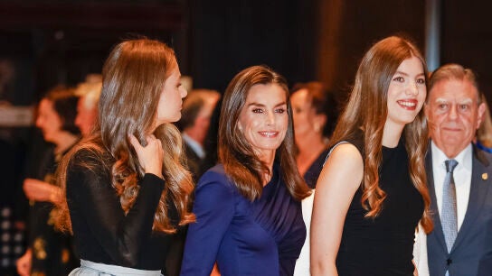 La reina Letizia, la infanta Sof&iacute;a y la princesa Leonor en el concierto previo a los Premios Princesa de Asturias