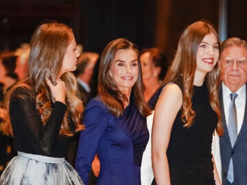 La reina Letizia, la infanta Sofía y la princesa Leonor en el concierto previo a los Premios Princesa de Asturias