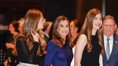 La reina Letizia, la infanta Sofía y la princesa Leonor en el concierto previo a los Premios Princesa de Asturias La reina Letizia, la infanta Sofía y la princesa Leonor en el concierto previo a los Premios Princesa de Asturias