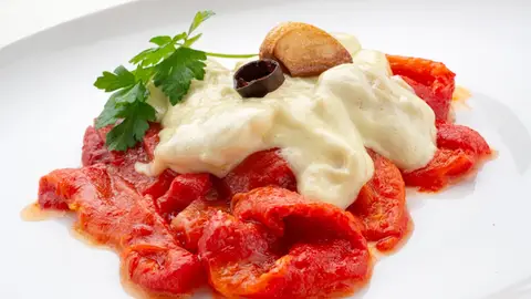 Receta de carrilleras de bacalao al pil pil con pimientos asados, de Arguiñano: "Uno de los grandes platos de la cocina vasca" Receta de carrilleras de bacalao al pil pil con pimientos asados, de Arguiñano: "Uno de los grandes platos de la cocina vasca"