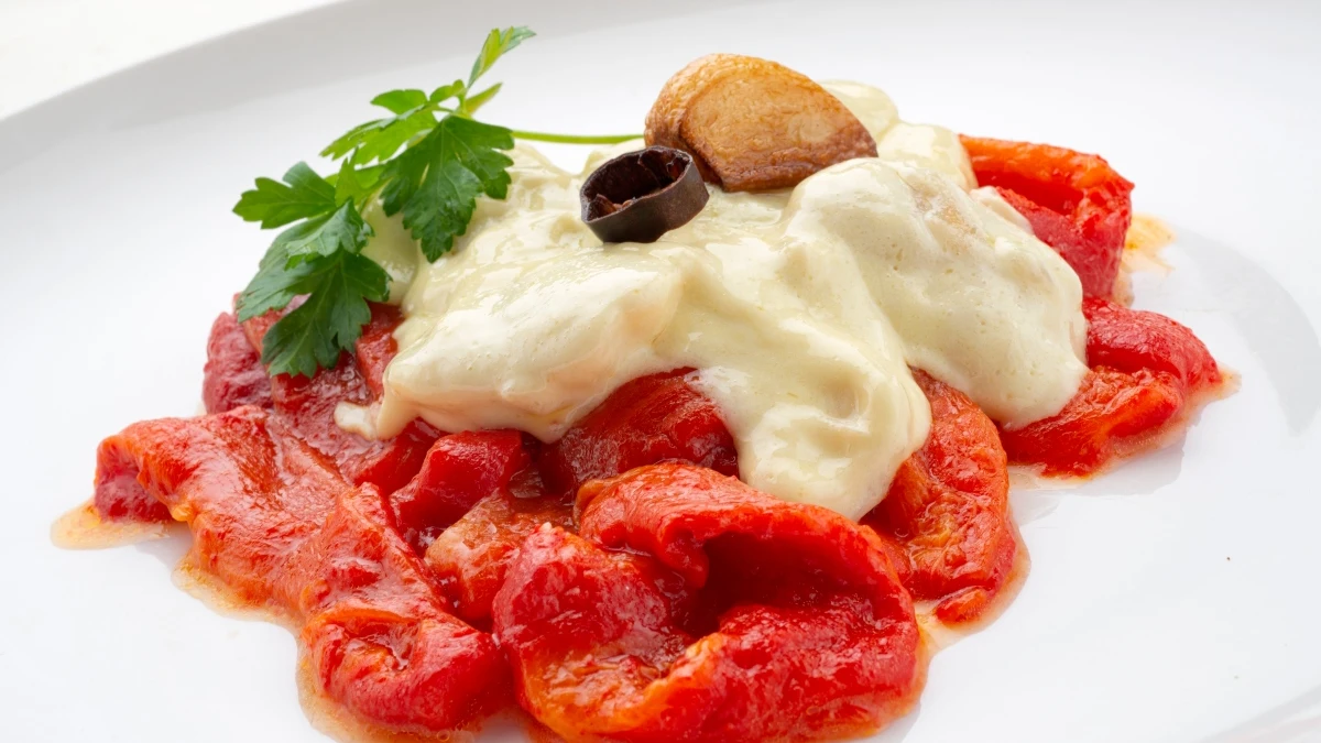 Receta de carrilleras de bacalao al pil pil con pimientos asados, de Argui&ntilde;ano: "Uno de los grandes platos de la cocina vasca"