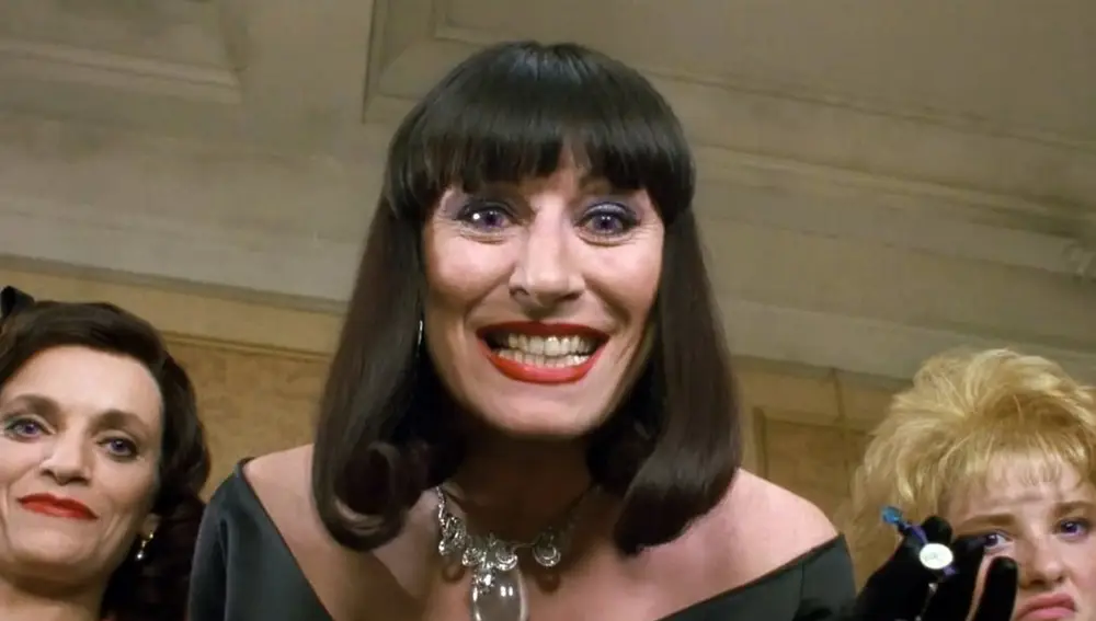 Anjelica Huston en La Maldición de las Brujas (The Witches) Anjelica Huston en La Maldición de las Brujas (The Witches)