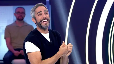 El comentado estilismo de Roberto Leal en Pasapalabra: “La camiseta es de mi niño” El comentado estilismo de Roberto Leal en Pasapalabra: “La camiseta es de mi niño”