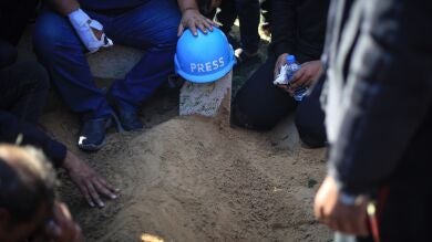 Israel ataca un campo de refugiados en Gaza y mata a tres periodistas en un bombardeo en el sureste de Líbano