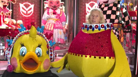 “Al principio notas un poco de inseguridad”: Manuela Carmena nos cuenta como fueron sus primeras veces en Mask Singer “Al principio notas un poco de inseguridad”: Manuela Carmena nos cuenta como fueron sus primeras veces en Mask Singer